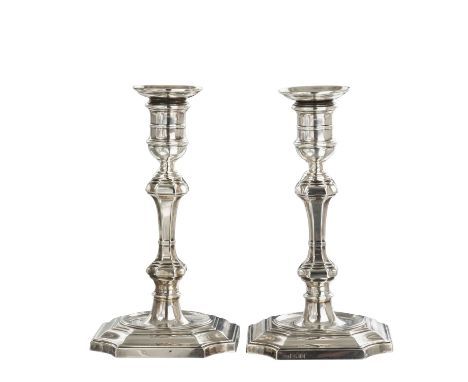 LONDON Paar Kerzenleuchter, 925 Silber, 1905. Form im Barockstil, punziert mit Meistermarke von HAWKSWORTH, EYRE & CO LTD, Ja