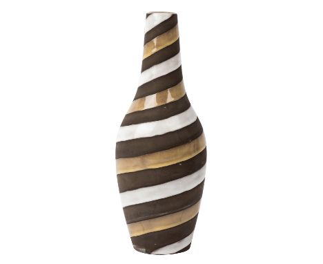 ATTERBERG, INGRID (1920-2008), Vase 'Spiral'. Brauner Scherben mit weißer und beiger Glasur in spiraligem Dekor, Modell-Nr. 2