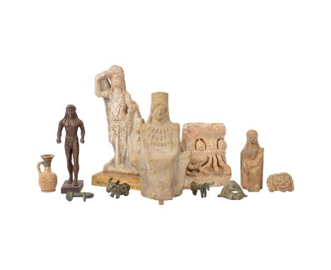 Gemischtes Konvolut mit Antiken 12-tlg.: 1.) Kopf aus hellbraunem Ton, wohl griechisch 5. Jh. v. Chr., L: 5 cm. 2.) Salböl-He