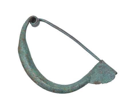 Flache Bogenfibel aus Bronze.GRIECHISCH, 8./7.Jh. L: 9,5 cm. Fußplatte bestoßen.| Flat bronze bow brooch.GREEK, 8th/7th centu