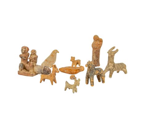 Antikenkonvolut 10-tlg. aus Ton: 1.) Statuette eines Seelen-Vogel aus hellbraunem Ton, mit tlw. erhaltener weisser Engobe, Gr