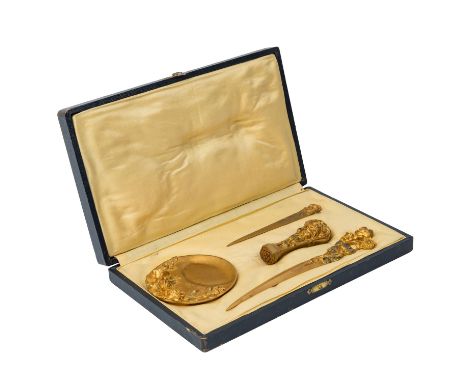 C. CHARLES SCHREIBTISCHGARNITUR IN ETUI, Frankreich, frühes 20. Jh., Bronze vergoldet, vierteiliges Schreibset bestehend aus 