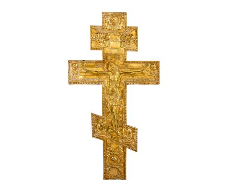 IKONENKREUZ, Russland 20. Jh., Bronze reliefiert und vergoldet, mit Bezeichnung in Kirchenkyrillisch, die Rückseite mit gravi
