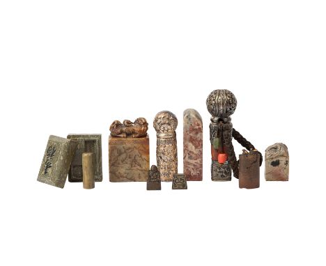 NEUN CHINESISCHE / TIBETISCHE SIEGELSTEMPEL, 20. Jh., u. a. geschnitzter Speckstein, Bronze, versilbertes Metall und Wurzelho