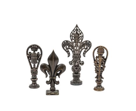 VIER PETSCHAFTEN MIT FRANZÖSISCHER NATIONALSYMBOLIK, Frankreich, 20. Jh., Bronze dunkel patiniert bzw. versilbert, Darstellun