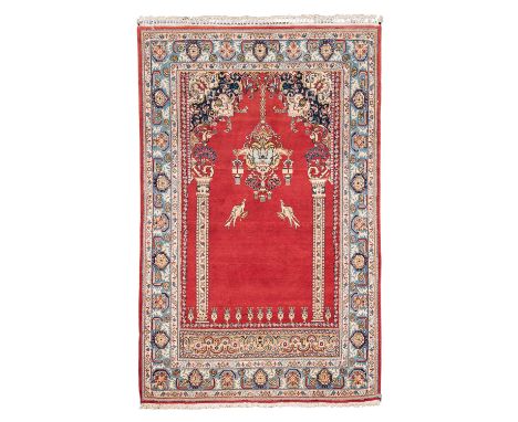 Orientteppich mit Seide. GHOM/IRAN, Mitte 20. Jh., 208x136 cm. Gebetsteppich mit rotem Giebelfeld, das mit einer herabhängend