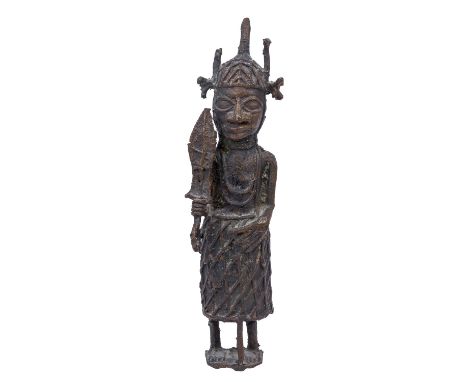 Benin Krieger aus Bronze. NIGERIA/AFRIKA, 19. Jh. oder früher. Stehende Darstellung mit typischem Helm, in der rechten Hand e