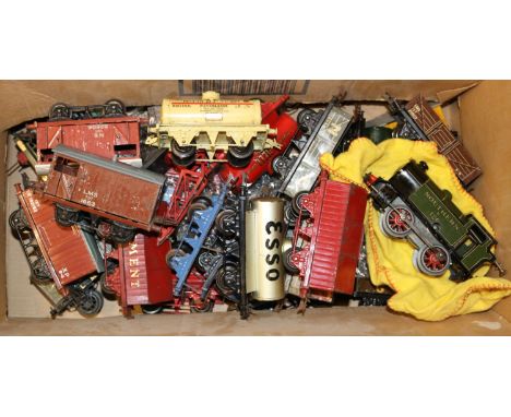 30x Hornby O gauge timpate items. A Southern Railway clockwork M3 0-4-0T locomotive, 126, in lined green. Together with 29x f