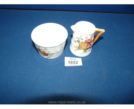 A small Worcester fruit jug and bowl, fruit decoration.