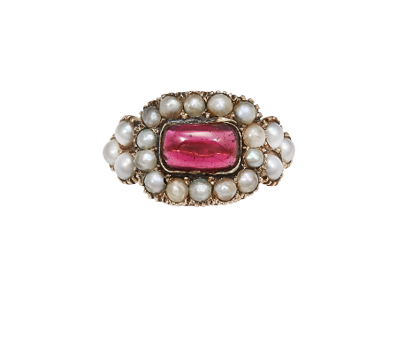 AN ANTIQUE GARNET AND SEED PEARL RING, EARLY 19TH CENTURY in high carat yellow gold, the rounded rectangular cabochon garnet 