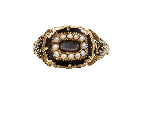 AN ANTIQUE HAIRWORK, PEARL AND ENAMEL MOURNING RING, CIRCA 1840 in high carat yellow gold, set with a central panel of woven 