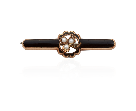 AN ANTIQUE PEARL AND ENAMEL BAR BROOCH in yellow gold, set with an articulated clover jewelled with three seed pearls, surrou