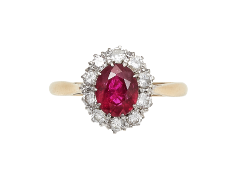 A RUBY AND DIAMOND RING in 18ct yellow gold and platinum, set with an oval cut ruby of 1.0 carats encircled by round cut diam