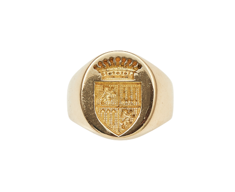 AN INTAGLIO SEAL SIGNET RING in high carat yellow gold, the oval face with a reverse engraved coat of arms, unmarked, size J 