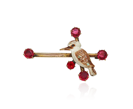 AN ENAMEL AND GARNET BIRD BROOCH, featuring an enamel bird surrounded by five round cut garnets, unmarked, 4cm, 2.8g.
