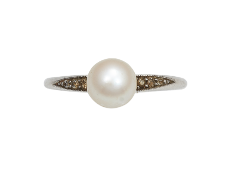 AN ANTIQUE PEARL AND DIAMOND DRESS RING in white gold or platinum, set with a pearl of 6.9mm between diamond shoulders, unmar