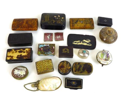 A group of nineteen 19th century and later snuff boxes and small lidded pots, including a 19th century carved horn snuff box 