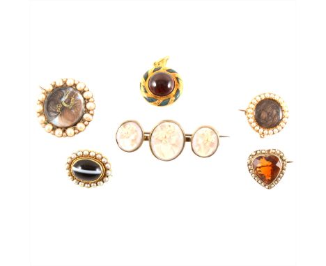 Twelve small items of Victorian and later jewellery, four small brooches with a border of seed pearls, one with a banded agat