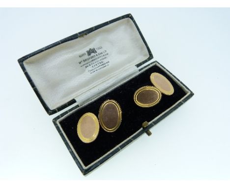 A cased set of 9ct gold oval Cufflinks, of plain form with reeded edges, chain link between, approx total weight   9.5g, in B