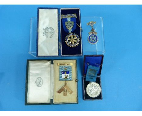 A 9ct yellow gold George V Masonic Jewel, comprising a gold set square drop below ribbon with an applied enamelled crest, 9ct