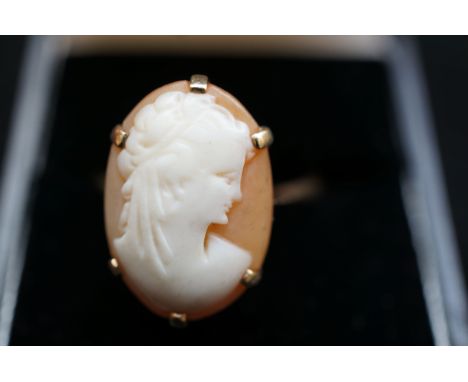 9ct Gold large cameo ring Weight 4.2g Size Y 