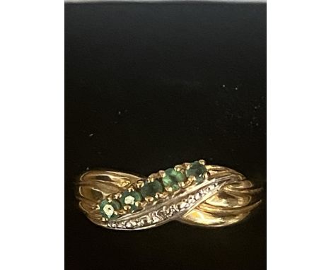 9ct gold ring set with green &amp; cz stones Size Q 