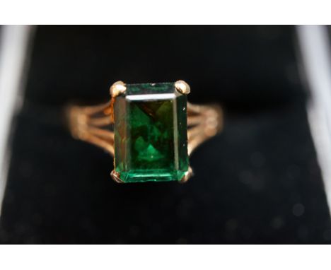 9ct gold ring set with green stone  Size O