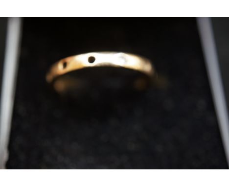 Ladies 9ct gold band ring - stones missing