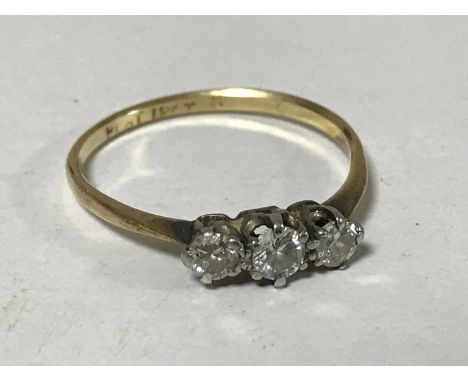 An 18ct gold three stone diamond ring, size N/O, 1.5g.