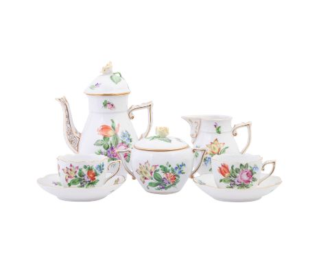 HEREND 7-tlg. Mokka Tête-à-tête 'Bouquet de Tulipe', 20. Jh. 2 Mokkatassen und 2 Untertassen, 1 Mokkakanne, 1 Sahnegießer und