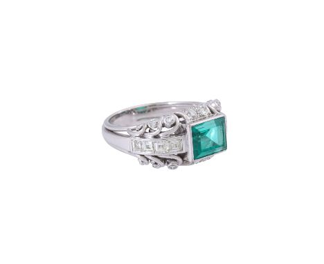 SCHILLING Ring mit hochfeinem Smaragd ca. 2,3 ct und Diamanten, davon Prinzessdiamanten zus. ca. 0,5 ct, ca. GET (M)/VS-SI un