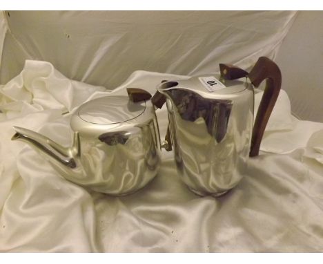 PICQUOT WARE TEAPOT & WATER JUG EST[£10-£20]