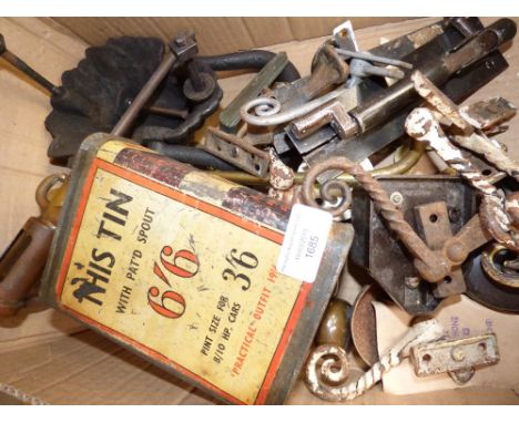 A box of Bakelite and brass electrical fittings, a large Lion head door knocker, brass door knobs, handles, etc 