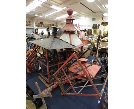 Four wrought iron wall bracket lanterns painted red (4) 