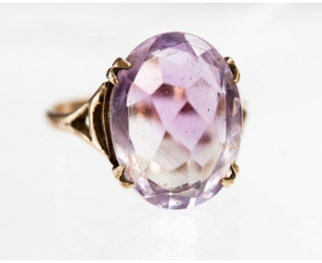 A 9 caret gold amethyst ring 