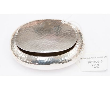 A planished silver snuff box, Birmingham 1906 