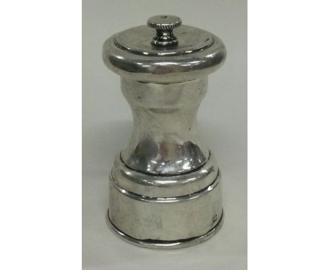 A silver pepper grinder. London 1903. Approx. 138 grams. Est. £100 - £150.