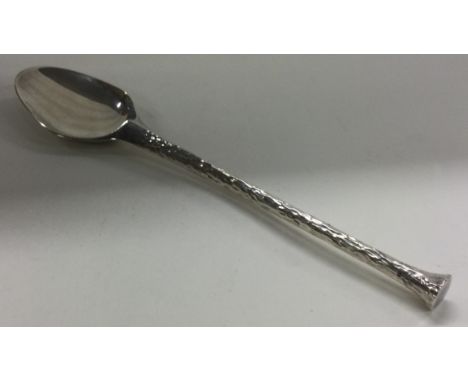 STUART DEVLIN: A silver serving spoon with bark finish. London 1970. Approx. 72 grams. Est. £150 - £200.