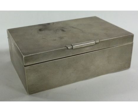 An engine turned silver cigar box. Birmingham. Approx. 350 grams of gross weight. Est. £120 - £150.