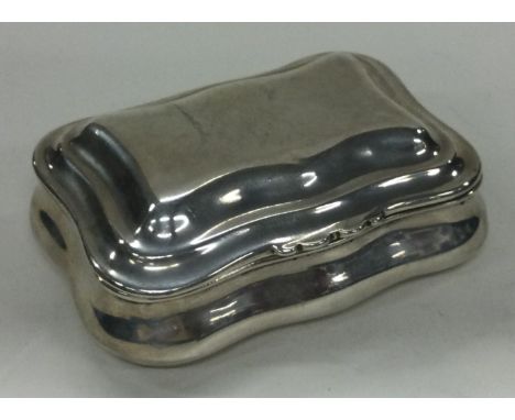 A silver hinged snuff box. London 1903. Approx. 76 grams. Est. £100 - £150.