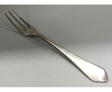 An early 18th Century silver three prong fork. Makers mark only. Approx. 56 grams. Est. £60 - £80.