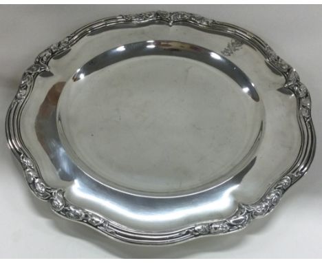 PAUL STORR: A good Georgian silver dinner plate. London. Approx. 595 grams. Est. £600 - £800.