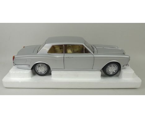 A Paragon model of a Rolls Royce Silver Shadow MPW 2-Door Coupe, scale 1:18, mint and boxed.