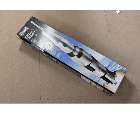 Revell Apollo Saturn V Kit, a boxed plastic kit 1:96 scale 04805 lunar rocket, appears complete but unchecked, G-E, Box G