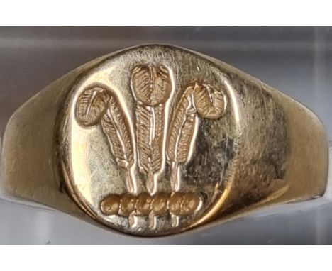 9ct gold signet ring with three feathers.  4g approx.  Size M1/2.  (B.P. 21% + VAT) 