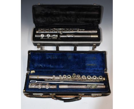 Two flutes comprising Bach 1001 and a K G Gemeinhardt impressed M3 300928, both with&nbsp;cases