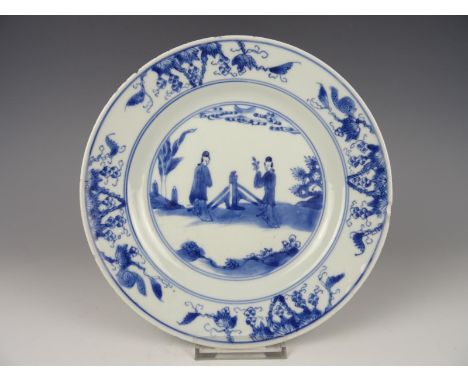 Chinese porcelain B/W plate with figures - Kangxi 1662-1722. Diameter 21,3 cm. Some small chips at the rim. No hairline or re