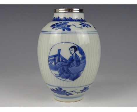 Chinese porcelain blue and white jar with silver frame - ladies - Marked. Kangxi 1662-1722. Height 15 cm. Good condition.