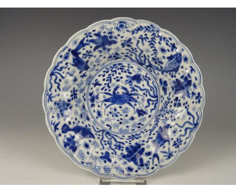 Chinese porcelain B/W plate with crab/fish - Marked - Kangxi 1662-1722 Diameter 21 cm. In good condition. No chips, hairline 