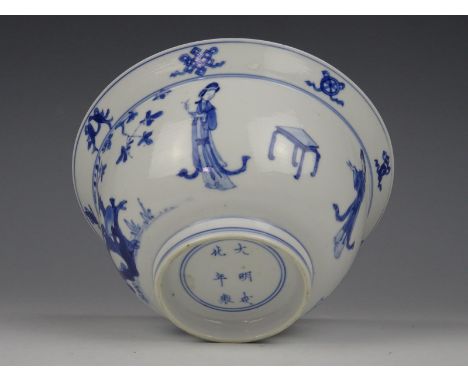 Fine Chinese porcelain B/W bowl with ladies-Chenghua mark. Kangxi period 1662-1722. Height 7,5 cm. Diameter 16,3 cm. In very 